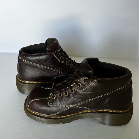 Dr. Martens Shoes - Vintage Y2K/90’s Daisy Dr. Marten’s Womens size 9